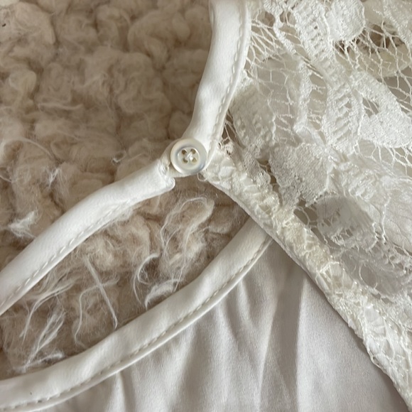 Kimchi Blue White Lace Dress With open back - Picture 4 of 8